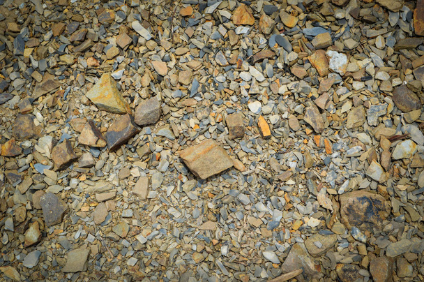 ροκ χαλίκι υφή φόντου / φυσικές πέτρες μικρό βράχο χαλίκι καφέ δίπλα στο ποτάμι βουνό - Φωτογραφία, εικόνα