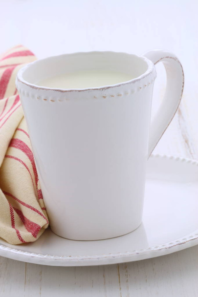 vers en gezond kopje amandelen melk, gemaakt met biologische amandelen - Foto, afbeelding