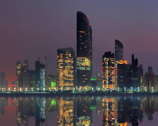 Wolkenkratzer am Abend, abu dhabi, vereinigte arabische Emirate - Foto, Bild
