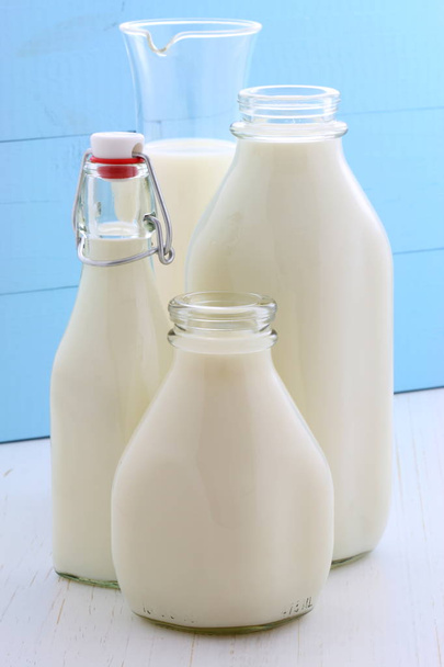 Délicieux lait frais, l'une des principales sources de nutrition
. - Photo, image