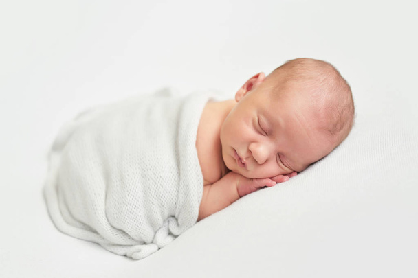 novorozeného chlapce na bílém pozadí - Fotografie, Obrázek