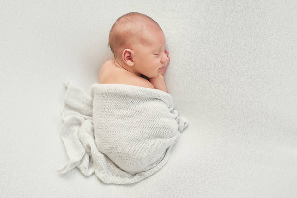 newborn boy on white background - Foto, afbeelding