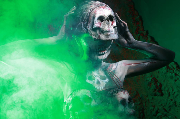 zombie muerte chica con miedo cuerpo arte posando en la noche en el humo verde solo
 - Foto, imagen
