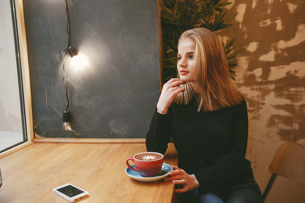 girl with coffee - Zdjęcie, obraz