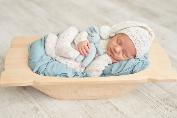 újszülött fiú fehér háttér - Fotó, kép