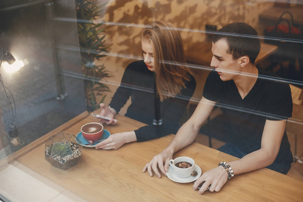 Пара в кафе - Фото, изображение