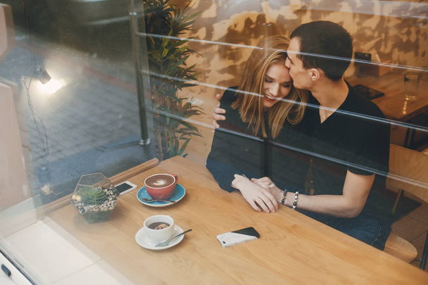 Ζευγάρι σε ένα καφέ - Φωτογραφία, εικόνα
