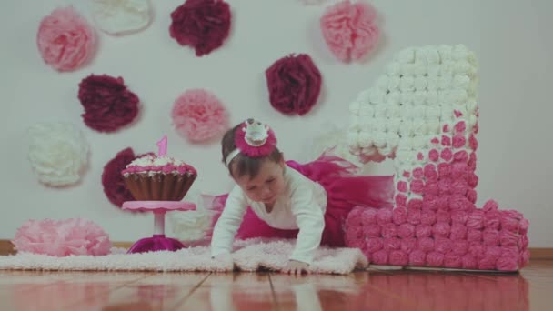 リトル プリンセスの最初の誕生日。誕生日に不満の女の子 - 映像、動画