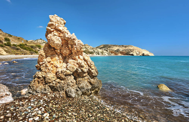 Rock Afrodite (Petra Tou Romiou) syntymäpaikka Afrodite Kreikan rakkauden jumalatar, rantaviivalla rannalla Länsi-Kyproksen välillä Pafos ja Limassol
 - Valokuva, kuva
