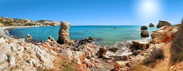 Roca de Afrodita (Petra Tou Romiou) el lugar de nacimiento de Afrodita la diosa griega del amor, en una playa costera del oeste de Chipre entre Pafos y Limassol
 - Foto, imagen