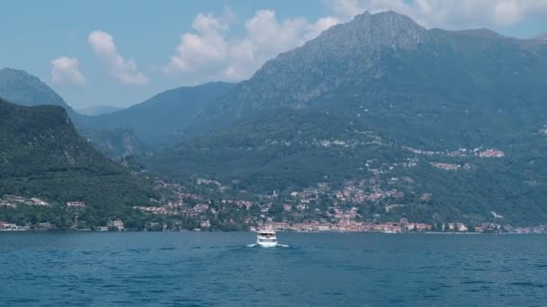 Como Gölü Menaggio ve Bellagio İtalya teknelerde su yakınında dağlar - Video, Çekim