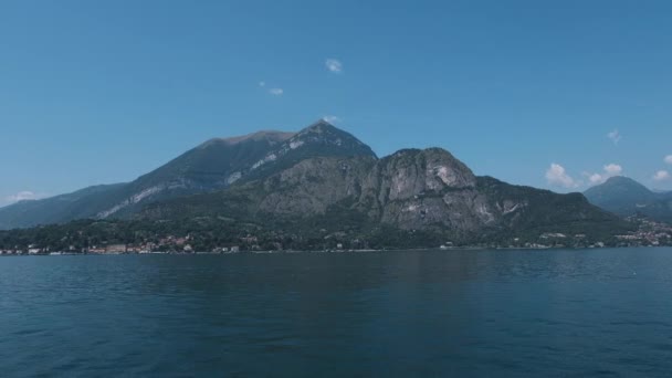 Góry nad jeziorem Como Menaggio i Bellagio, Włochy łodzie na wodzie - Materiał filmowy, wideo