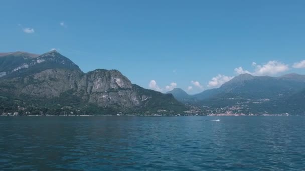 Góry nad jeziorem Como Menaggio i Bellagio, Włochy łodzie na wodzie - Materiał filmowy, wideo
