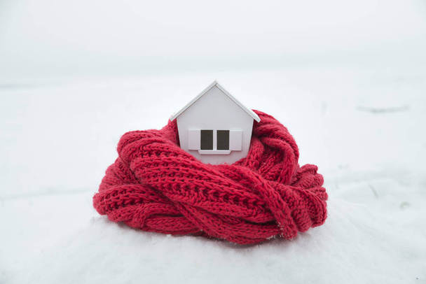 Dom w zimie - ogrzewanie koncepcja systemu i niskich temperaturach snowy z modelu dom czapce z dzianiny - Zdjęcie, obraz