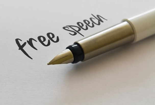 Testo Discorso libero scritto su sfondo luminoso e una penna stilografica
 - Foto, immagini