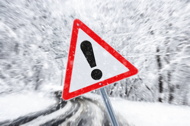 Предупреждение дорожного знака на ледяной дороге
 - Фото, изображение
