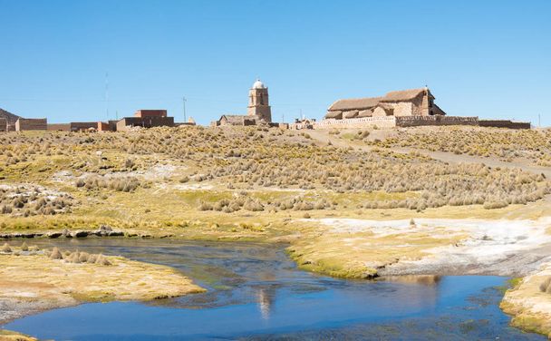 A kis Andok városa a Sajama, a Sajama-folyó partján. Bolíviai határán. A fő gazdasági tevékenység a láma legeltetés és a hegyi turizmus. Dél-Amerika - Fotó, kép
