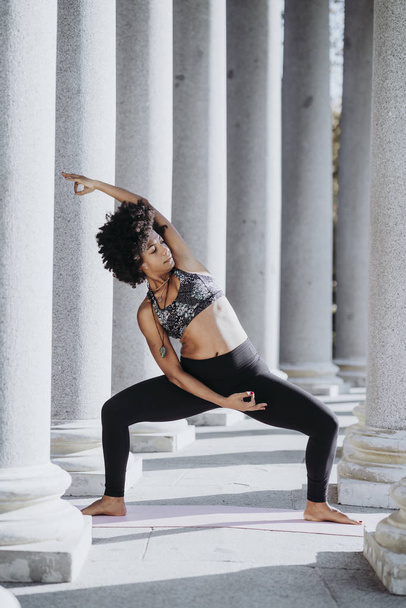 Afro žena cvičí jógu ve městě - Fotografie, Obrázek