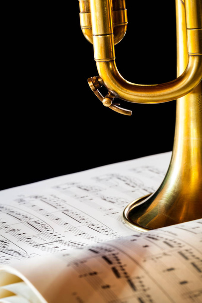 trompeta de latón con partitura
 - Foto, imagen