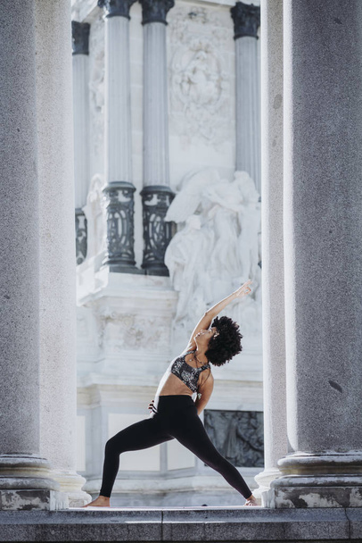 Afro femme pratiquant le yoga dans la ville
 - Photo, image