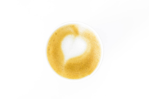 Um café latte com leite coração arte isolado em fundo branco. Flat lay com uma xícara de café conceito valentine
. - Foto, Imagem