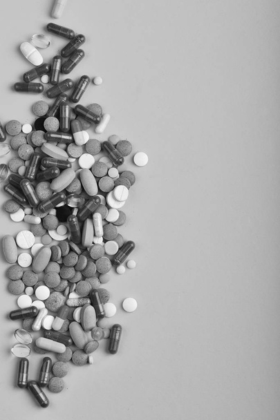 Drugs placed in line. Set of colorful pills - Φωτογραφία, εικόνα