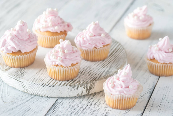 Muitos cupcakes caseiros de creme rosa
 - Foto, Imagem