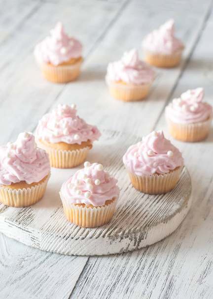 Muitos cupcakes caseiros de creme rosa
 - Foto, Imagem
