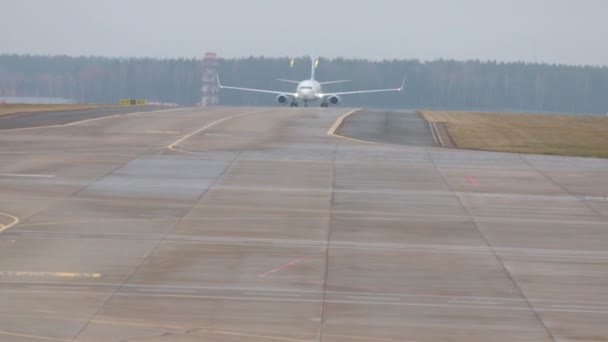 Airport. A runway. An airplane is ready to takeoff - Footage, Video