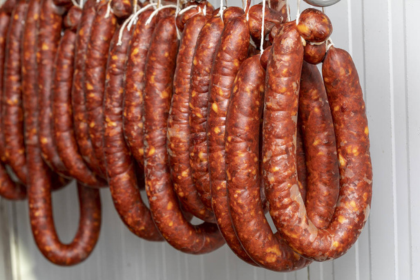 Chorizos curati e appesi in corde (salsicce
) - Foto, immagini