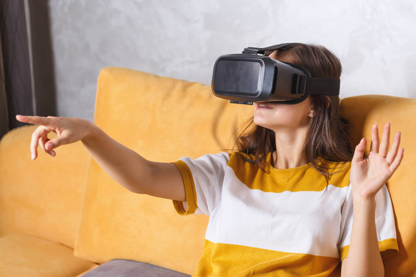 Brunette Girl Testing VR Device - Foto, Imagen