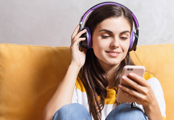 Happy Girl Listening Music - Fotó, kép