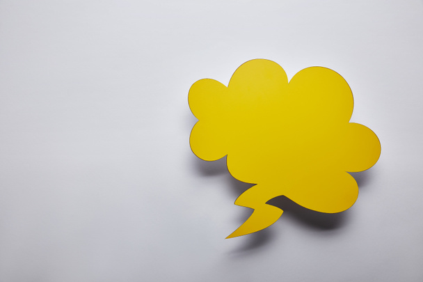 κάτοψη του άδειο κίτρινο σκέψη φούσκα σε γκρίζο φόντο - Φωτογραφία, εικόνα