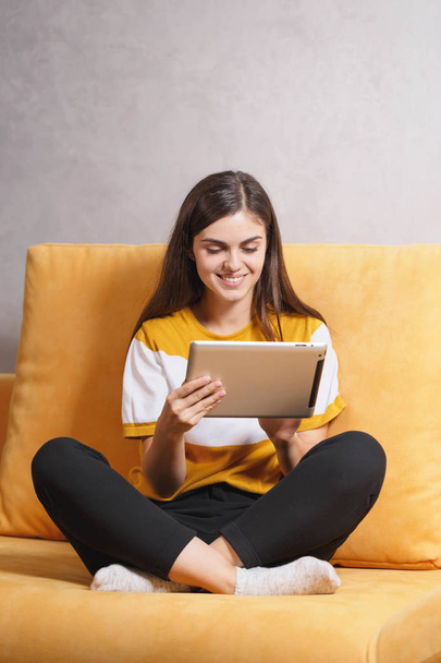 Happy Girl Using Tablet - Foto, imagen