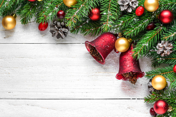 Noël ou heureux nouveau fond de l'année faite de branches de sapin, décorations, baies rouges et cônes de pin sur table en bois blanc. Pose plate. vue supérieure avec espace de copie
 - Photo, image