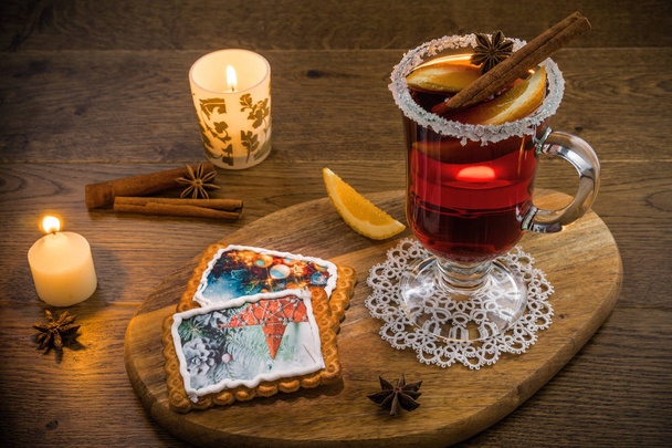 Tradycyjne Boże Narodzenie gorący napój - grzane wino czerwone - z przyprawami, ciasteczka i owoce na drewnianym stole rustykalne. - Zdjęcie, obraz