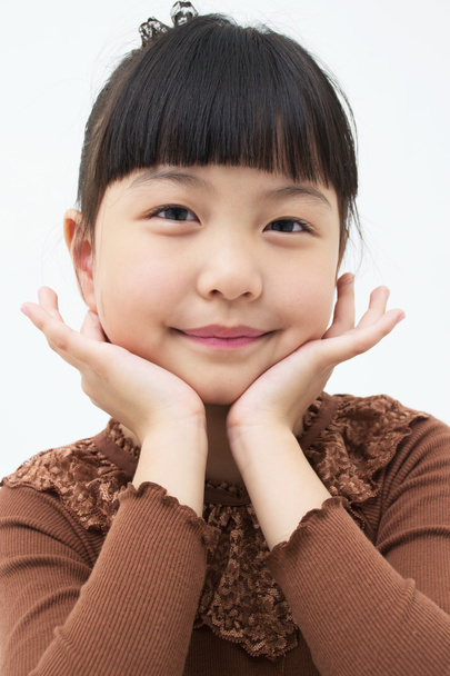 asijské děvčátko si bradu na ruce - Fotografie, Obrázek