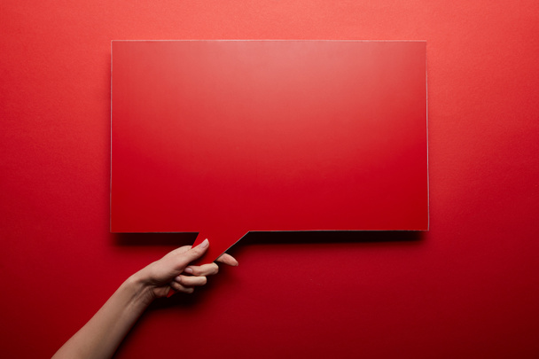 Draufsicht auf leere Sprechblase in roter Farbe auf rotem Hintergrund - Foto, Bild