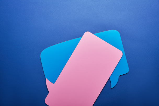 vista elevada de burbujas vacías de habla azul y rosa sobre fondo azul
 - Foto, imagen