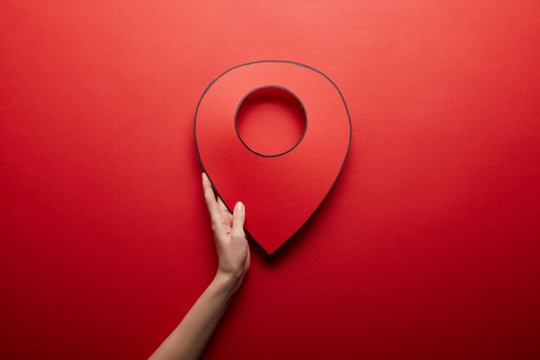 felülnézet vörös kézzel térinformatikai szimbólum piros háttér - Fotó, kép
