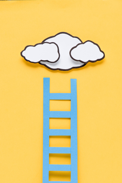 vista superior de la escalera de papel con nubes sobre fondo amarillo, estableciendo objetivos concepto
 - Foto, Imagen