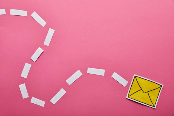vista superior del envío amarillo entrega de señal de correo electrónico sobre fondo rosa
 - Foto, Imagen