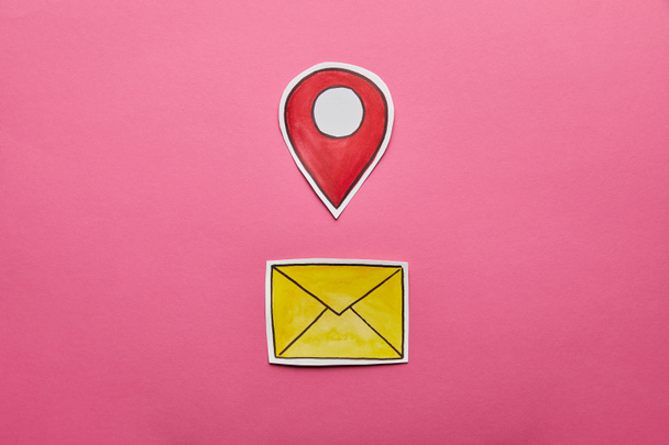 mail κίτρινο σημάδι με κόκκινο geolocation σε ροζ φόντο - Φωτογραφία, εικόνα