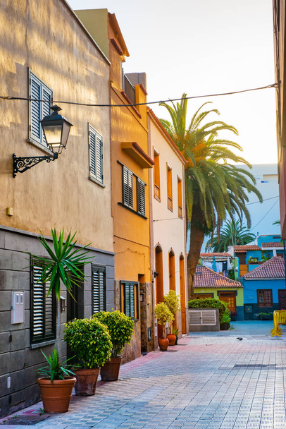 Farbenfrohe Häuser, Palmen auf der Straße puerto de la cruz Stadt Teneriffa Kanarische Inseln - Foto, Bild