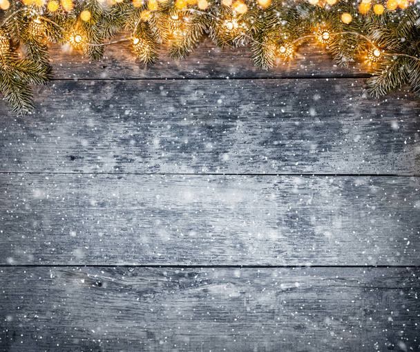 Decorativo sfondo rustico natalizio con lampadine su assi di legno. Celebrazione e concetto di vacanza. Spazio libero per il testo
. - Foto, immagini