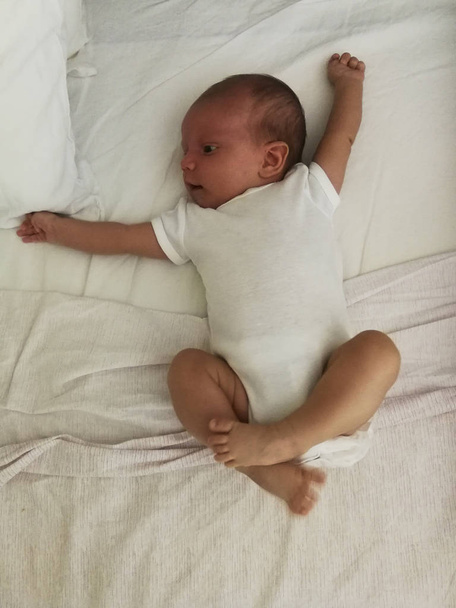 Niño varón recién nacido en verano
 - Foto, imagen