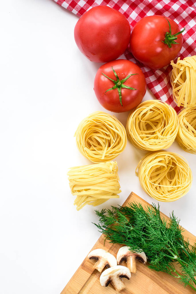 Horní pohled na italských potravin izolované v bílém. Těstoviny, rajčata, zelenina, houby. Pohled shora s kopií prostor - Fotografie, Obrázek