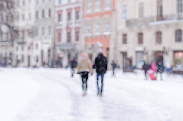 Розмитий зимовий фон велика міська пара туристів валізи життя люди погана погода спосіб життя хуртовина різдвяний холод падає сніг
  - Фото, зображення