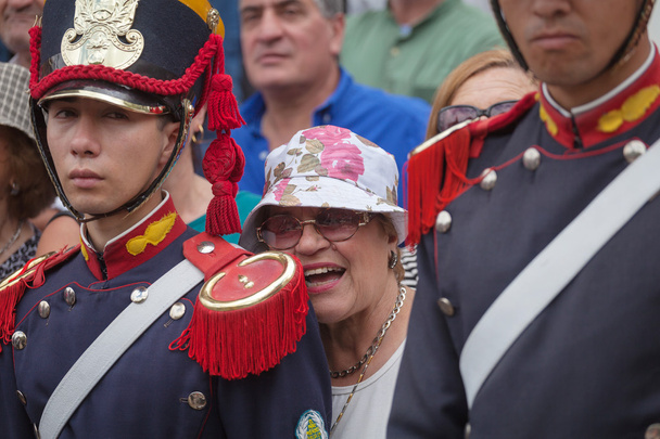 Banda militar e o público en Fiesta de la Tradicion em San Antonio de Areco
 - Foto, Imagem