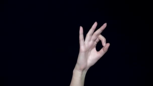 Kéz rendben van jel. Jelentkezzen a hüvelykujj és a mutatóujj képernyőn az OK gombra. Mozdulatok és jelek kezét. Fekete elszigetelt háttér - Felvétel, videó